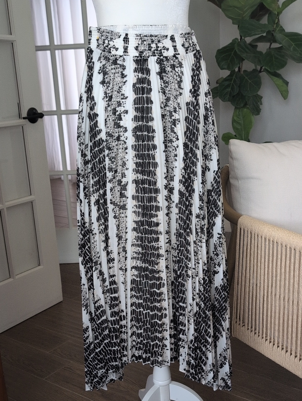 NWT WHBM Black & White Printed Maxi Skirt - Elegant Pleated Design Size 2